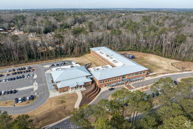 Cary Woods Elementary School fosters a positive, welcoming classroom environment and receives an A+ rating from Niche.