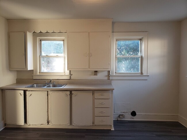 415 S Texas Ave, Greenville, SC 29611 - photo 3