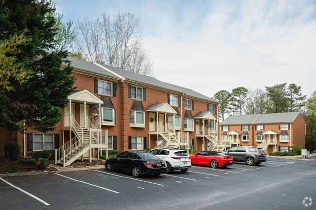Many students chose to live in apartment complexes near Clemson University.