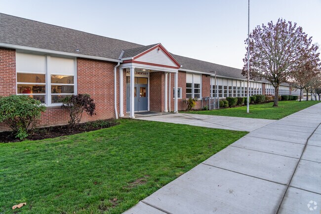 Philomath Elementary School serves grades K-5 in Oregon.