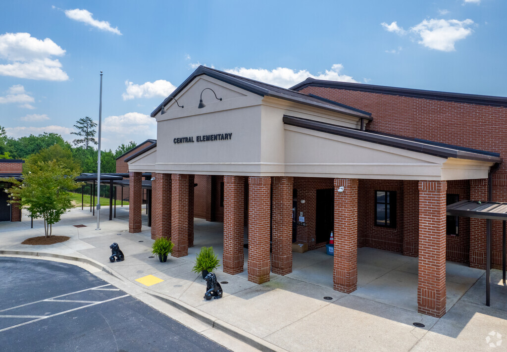Central Elementary School has a student-teacher ratio of 13 to 1.