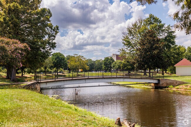 MacArthur Park includes Foster Pond for fishing.