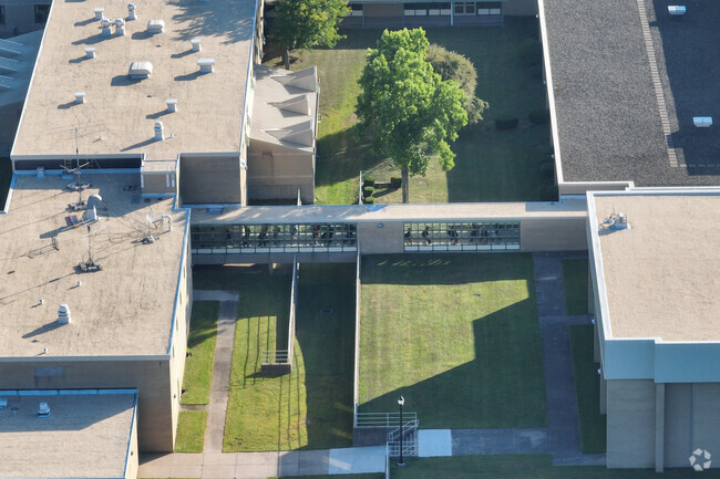 Harbor Creek Senior High School has 614 students.