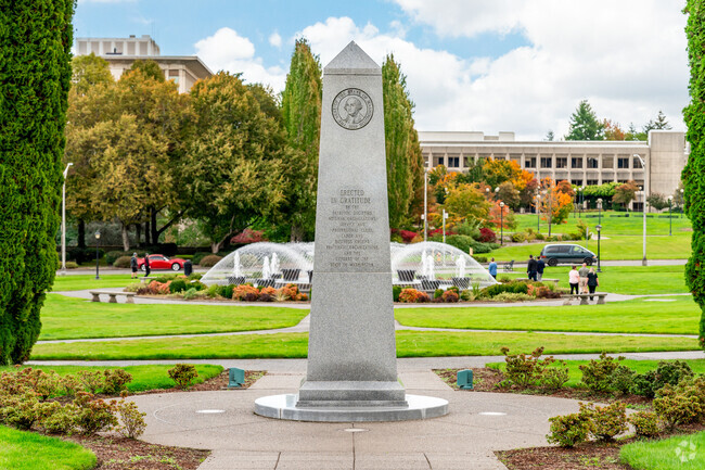 Explore history at Washington’s Capitol Campus, a must-see landmark near Carlyon-North.