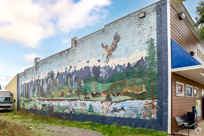 Beautiful river murals at Gervais Food Market in Gervais.