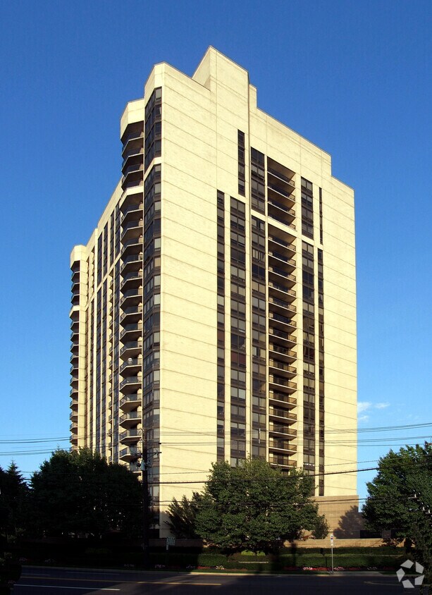 About The Royal Buckingham, Fort Lee NJ HOAs, Reviews, Amenities