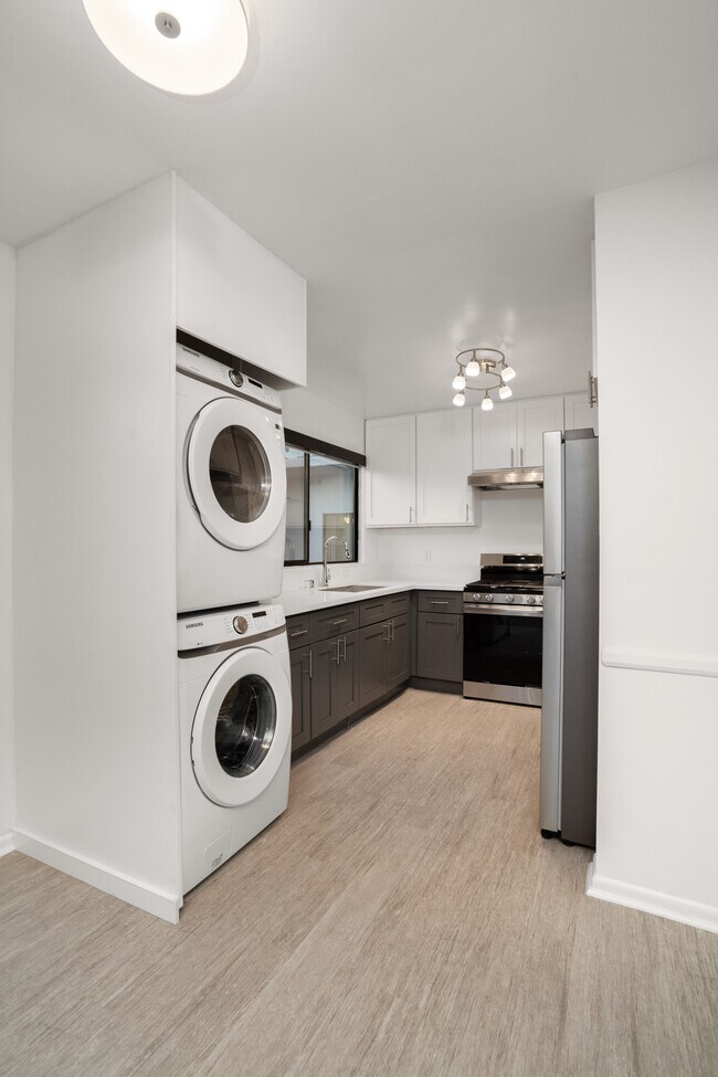 2033 N Beachwood Dr, Los Angeles, CA 90068