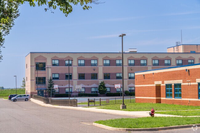 Quarter Mile Lane Elementary  receives an overall C- grade from niche.com.
