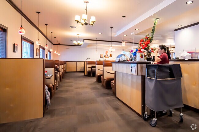 Chen's Chinese Restaurant has amazing staff and food.