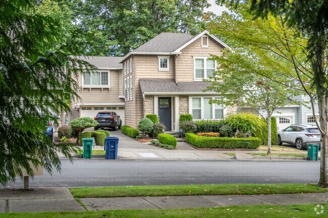 North Redmond single-family traditional homes are often surrounded by lush greenery.