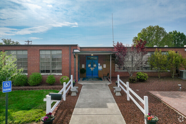 Sandy Ridge Elementary School has a student-teacher ratio of 13 to 1.