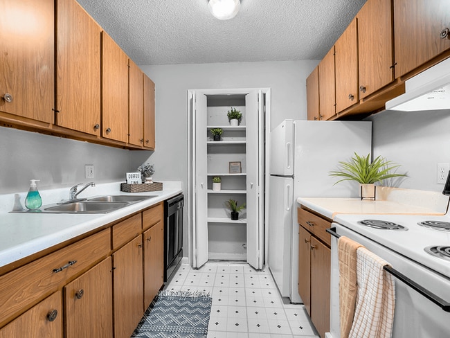 The Retreat on 6th, Cedar Rapids, IA 52404 - photo 3