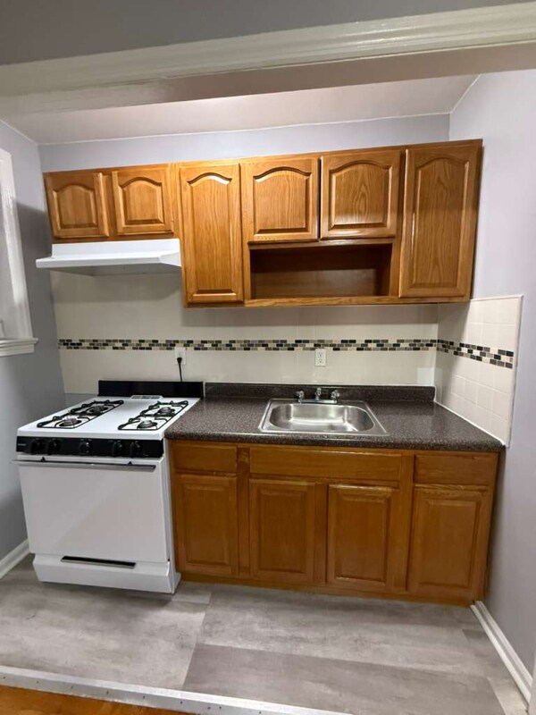 4 Chestnut St, East Orange, NJ 07018