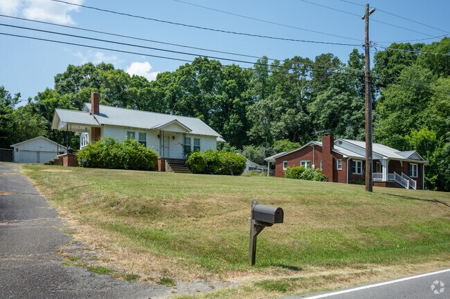 There is a mix of ranch and craftsman style houses in Grassy Creek.