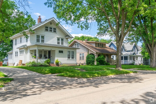 Various houses line the streets in the Kutzky Park neighborhood.