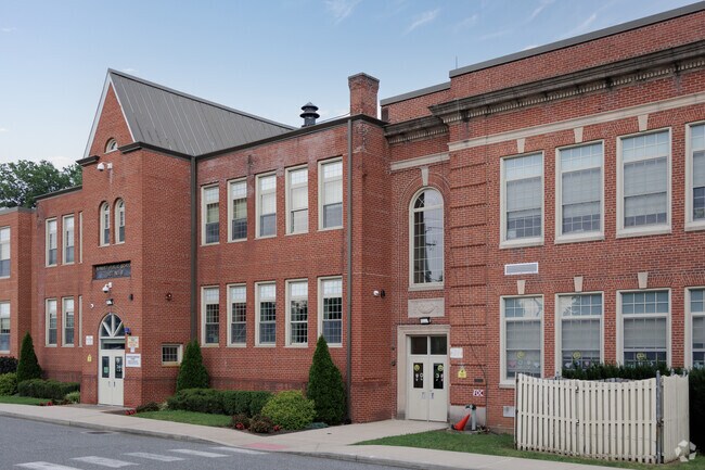 65% of students at Highview Elementary School are proficient in reading.