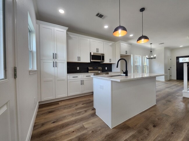 922 W Austin St unit A, Conroe, TX 77301 - photo 2