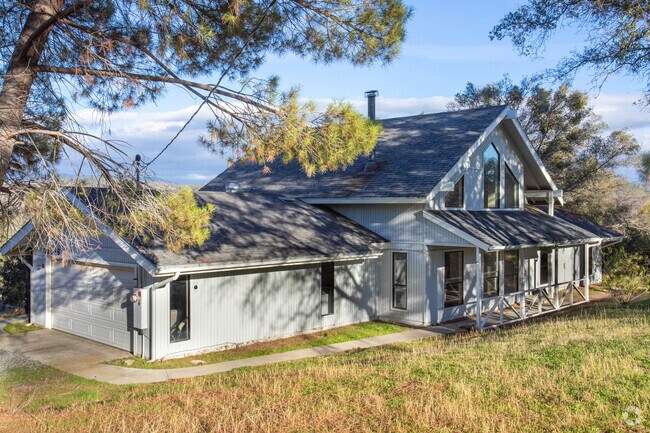 A-Frame roofs punctuate Yosemite Lakes’ midcentury ranch homes.