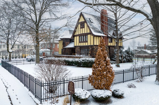 You can find many historical homes in the Beverly neighborhood.