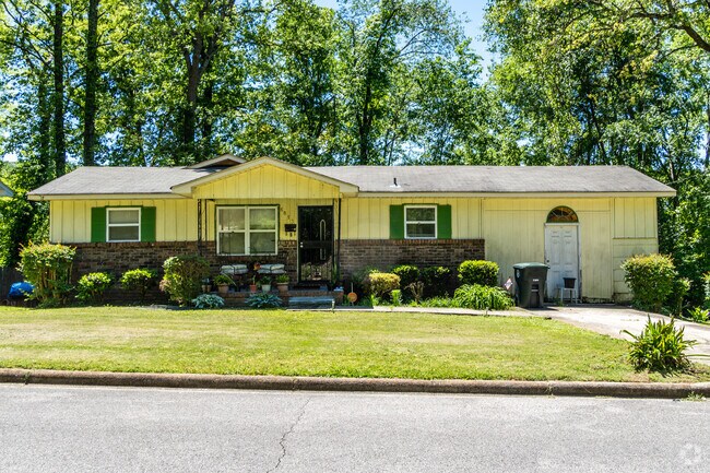 Ranch style homes can be found in Gate City's neighborhood.