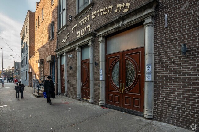 Congregation Darkei Tshivo of Dinov has dozens of effective and excellent teachers and staff.