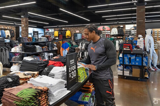 For all the latest in casual sportswear local Hempstead residents shop at Snipes.