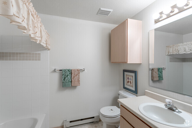 2BR, 2BA - 1,015 SF