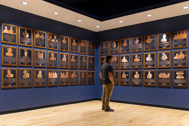 Head downtown to visit the Bluegrass Hall of Fame and Museum, not far from Seven Hills.