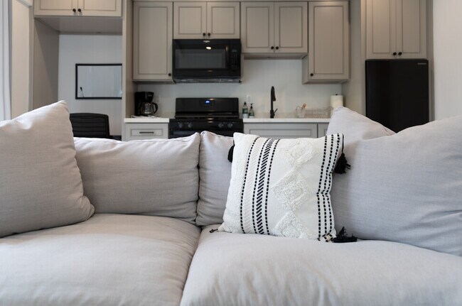 Fully Furnished Back House- Prime Location, Los Angeles, CA 90036 - photo 6