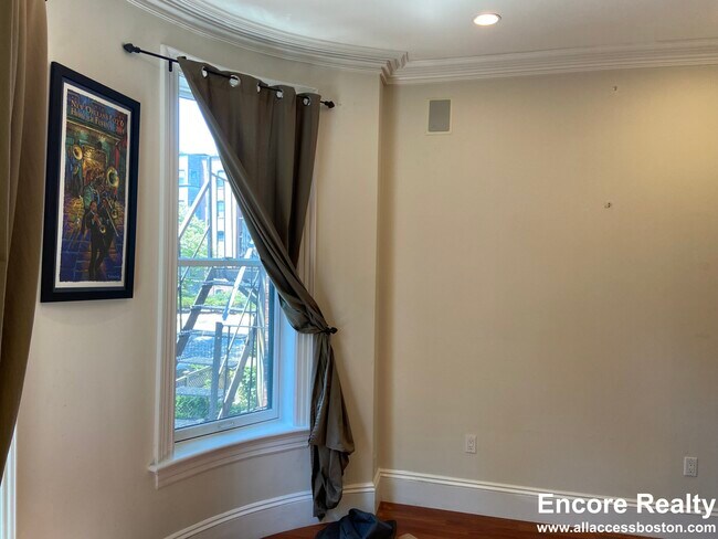 34 Greenwich Park unit 34 Greenwich Park, Boston, MA 02118 - photo 5