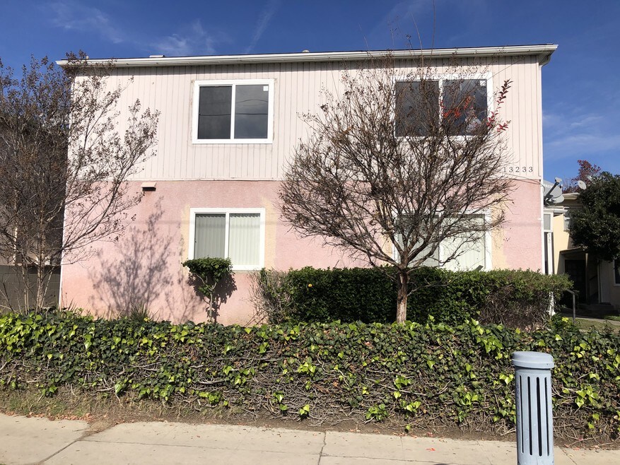 13233 Oxnard St unit 4, Van Nuys, CA 91401 - photo 1