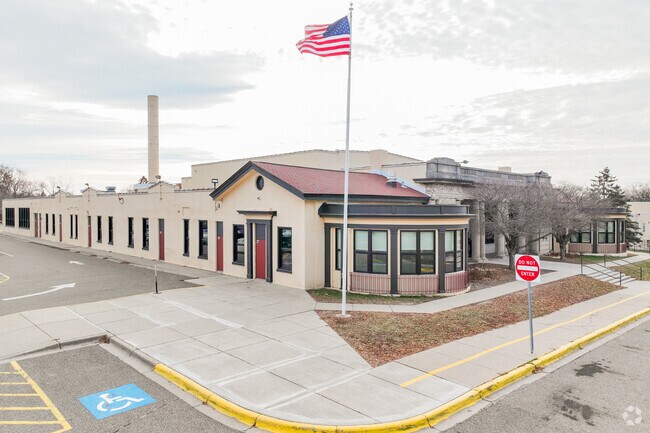 Como Park Elementary School has an overall graded C on Niche.