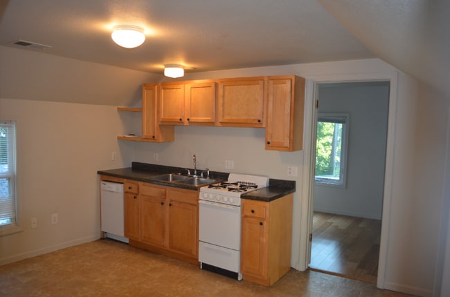 625 S Oak St unit B, Mount Pleasant, MI 48858 - photo 2