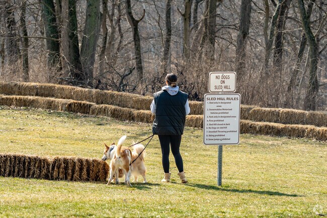 The residents of Foxboro have an easy access to the Scioto Park that stretches along the river.