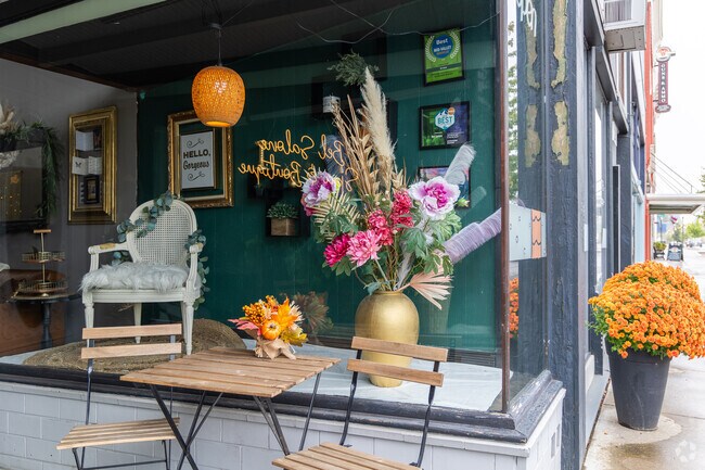 Window shopping outside of Bel Salone in the Downtown Dallas neighborhood.
