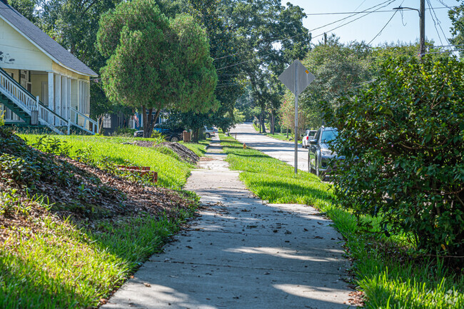 Although not many side walks are in Maryvale it's still a walkable neighborhood.