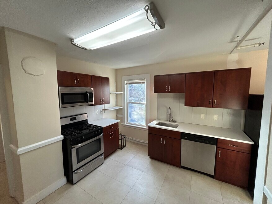 27 Housatonic St unit 1, Lenox, MA 01240 - photo 1