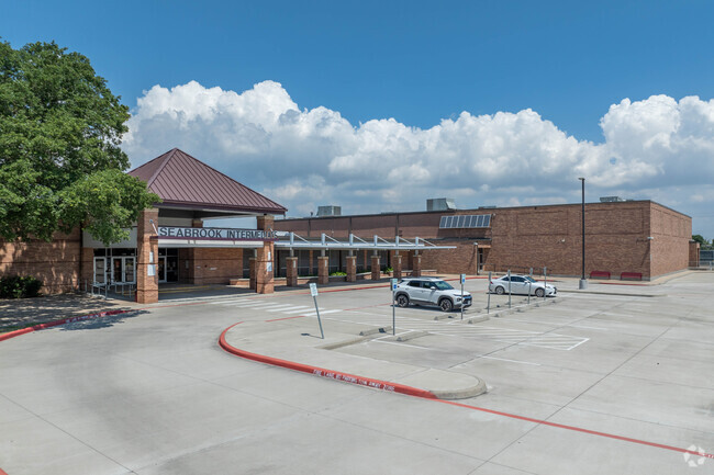 Seabrook Intermediate has a student body of 963 students.
