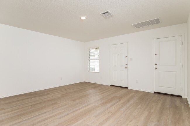 4323 Fluvial Cir, San Antonio, TX 78223 - photo 5