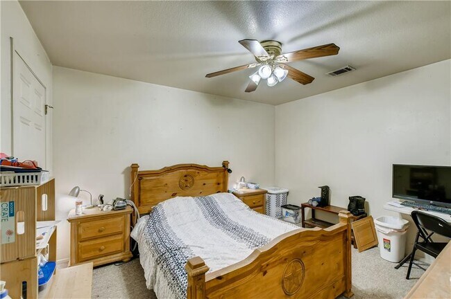 112 E Davilla St unit B, Granger, TX 76530 - photo 4