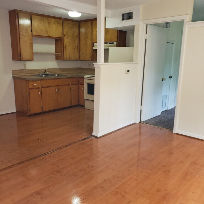 519 Ferguson St unit 5, Taylor, TX 76574 - photo 4