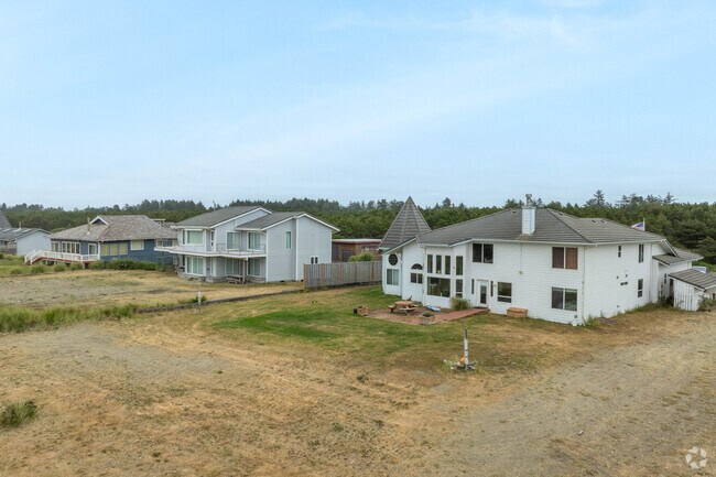 Beauiful old coastal homes line the Cohassett Beach front.