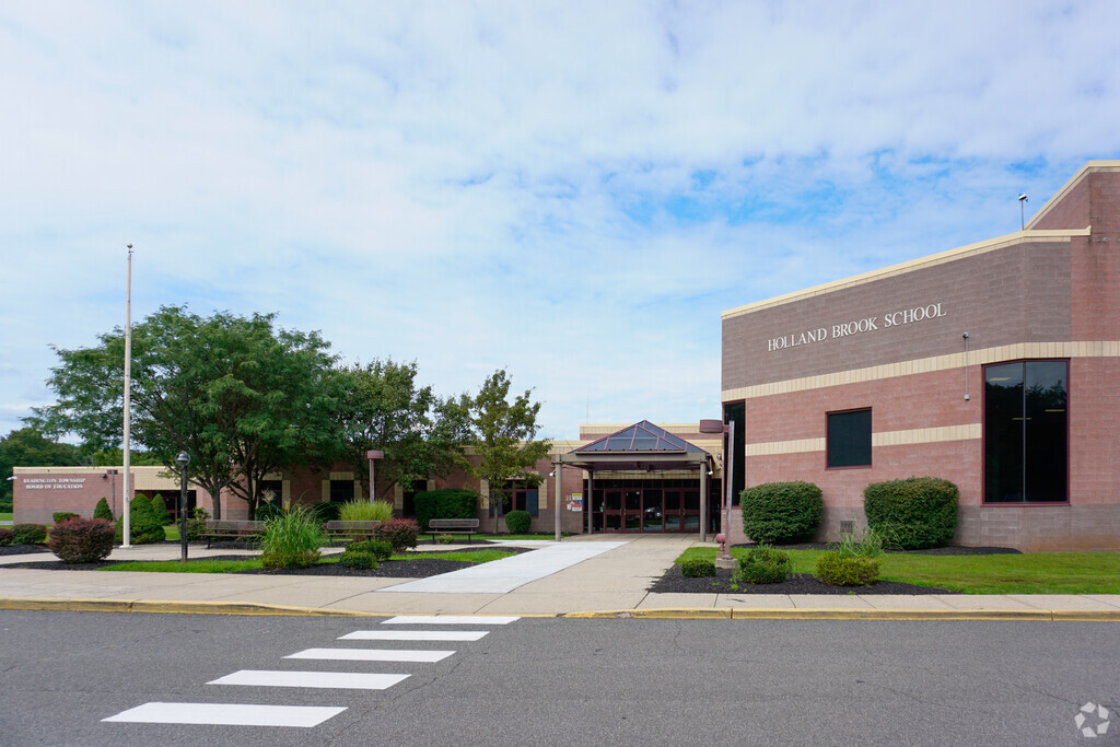 Holland Brook School provides education in the neighborhood of 
Hunterdon County
