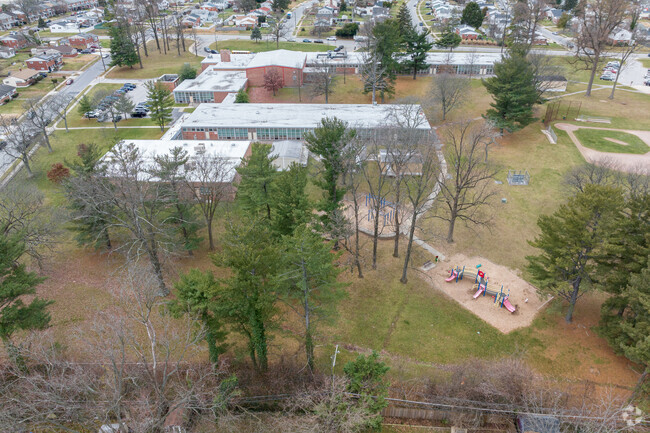 Johnnycake Elementary is rated C+ by Niche and has 527 students in PK-5th, with a 14:1 ratio.
