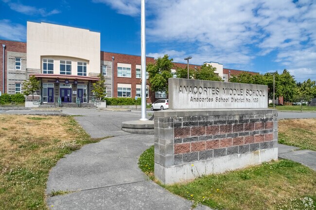 Anacortes Middle School in Skyline is a highly rated school in the area.