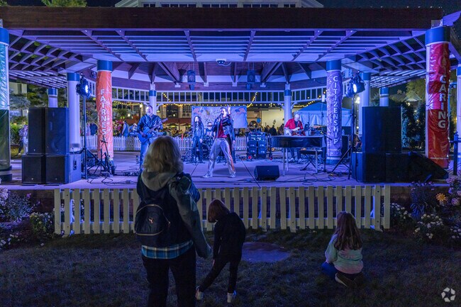 The music is a hit at Bloomingdale Septemberfest.