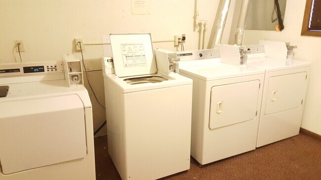 Le Chateau, Waterloo, IA 50701 - photo 5