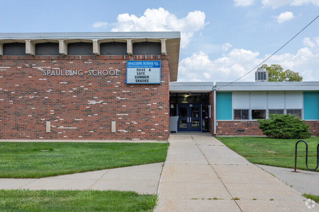 Spaulding School is an above-average, public school located in Midlothian, IL.