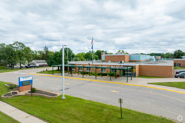 Monroe Elementary has a student-teacher ratio of 13:1, better than the district average.