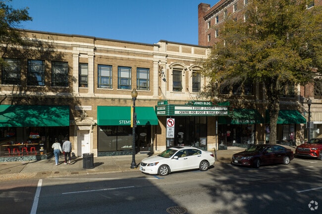 Residents have popular restaurants to enjoy in Downtown Suffolk.